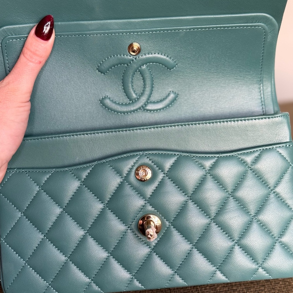 Brand new 2022 green Chanel medium lamb skin - Picture 9 of 9